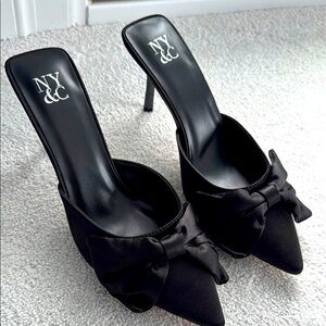 NWT New York & Company Women's Black Bow Heels mule slides. Size 8.
